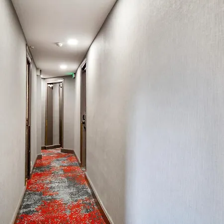 Grand Des Gobelins מלון 3*